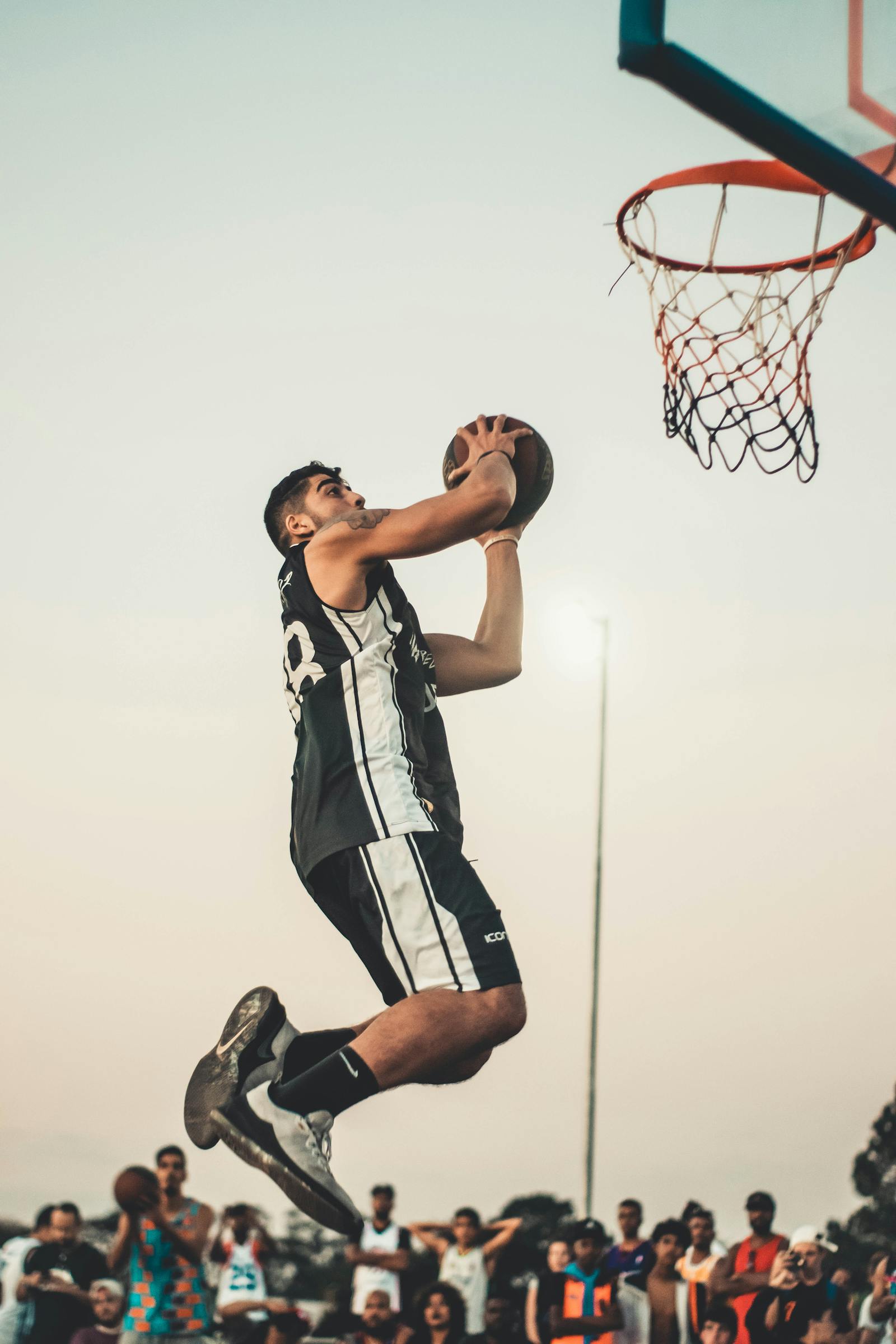 她是NBA品牌代理人+尼克斯美女忠实球迷！与欧文保罗私交甚好（封面配图）